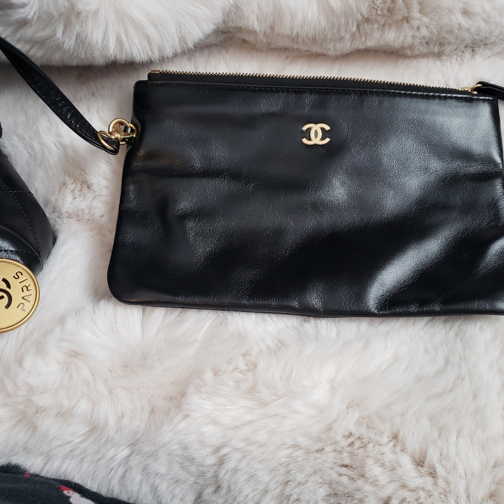 The Chanel 22 small handbag - Picture 7 of 12